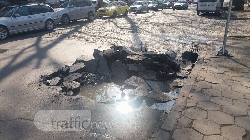Пропадна асфалтът на възлово кръстовище в Пловдив, зейна огромен кратер СНИМКИ